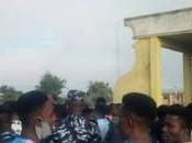 BREAKING: Delta Polytechnic Students Protest COVID-19 Fee, Barricade School’s Gate, Roads