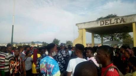 BREAKING: Delta Polytechnic Students Protest COVID-19 Fee, Barricade School’s Gate, Roads