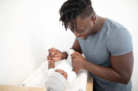 New Dads often feel left out of the little world created by Mom and Baby. Here are 7 Ways New Dads Can Be More Involved With Baby & feel more useful.