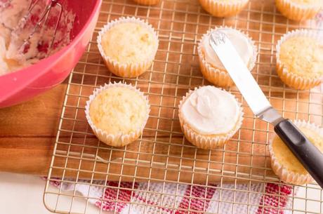 Snowman Cupcakes: An Easy Holiday Dessert