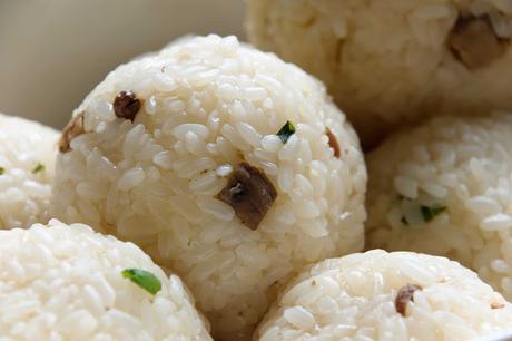 a round-shaped onigiri 