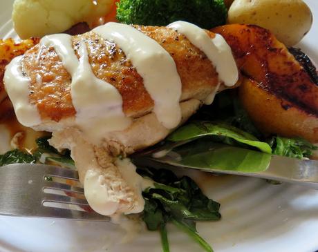 Chicken with  Baby Greens, Pears & Blue Cheese