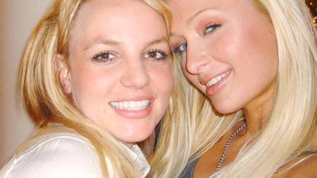 Paris Hilton Still Claims She & Britney Spears ”Invented the Selfie”