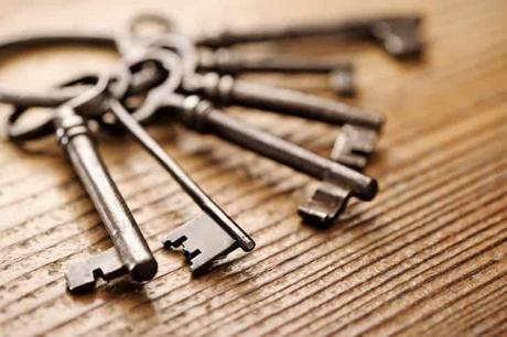 old-metal-keys-on-a-wooden