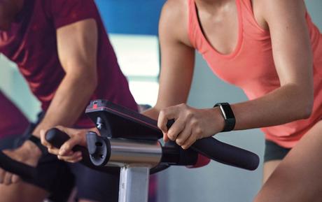 Fitbit vs Apple Watch: Which is The Right Wearable for you?