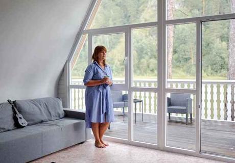Vinyl vs. Laminate Flooring Comparison Guide: What’s the Difference?
