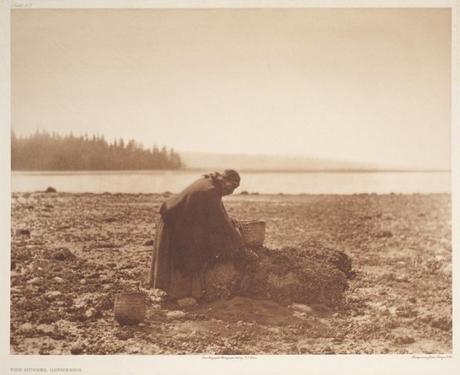 Early photography: The Mussel Gatherer – Edward S. Curtis