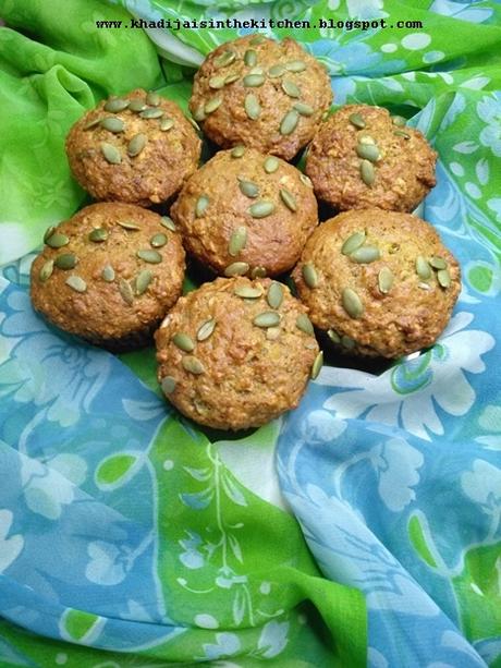 MUFFINS AU GERME DE BLÉ, FLOCONS D’AVOINE, BANANE ET GRAINES DE CITROUILLE / WHEAT GERM, ROLLED OATS, BANANA AND PUMPKIN SEED MUFFINS /  MAGDALENAS CON GERMEN DE TRIGO, COPOS DE AVENA, BANANA Y SEMILLAS DE CALABAZA /  مافن جنين القمح والشوفان والموز و ...