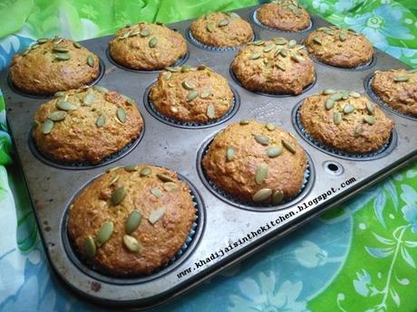 MUFFINS AU GERME DE BLÉ, FLOCONS D’AVOINE, BANANE ET GRAINES DE CITROUILLE / WHEAT GERM, ROLLED OATS, BANANA AND PUMPKIN SEED MUFFINS /  MAGDALENAS CON GERMEN DE TRIGO, COPOS DE AVENA, BANANA Y SEMILLAS DE CALABAZA /  مافن جنين القمح والشوفان والموز و ...