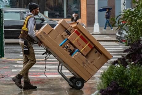 Image: NYC, New York, Verenigde Staten - Delivery man in the street, by Wynand van Poortvliet on Unsplash