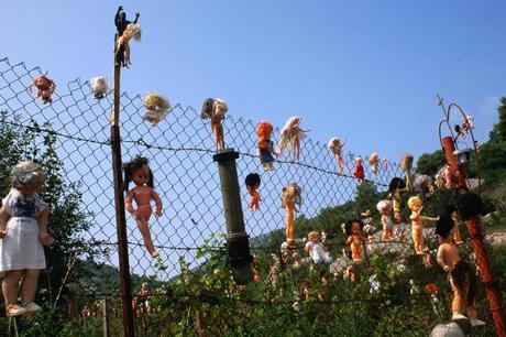 'Dolls for Peace' pinned to fence.