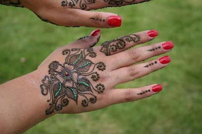 Latest Eid Hand Mehndi Designs For Girls 2012