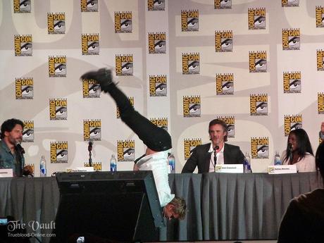 ryanhandstand2 Ryan Kwanten Does A Handstand At Comic Con 2012