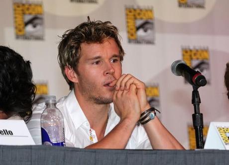 Alexander2BSkarsgaard2Bhit2Bshow2BTrue2BBlood2Bseen2B4VlRGQlJ7xTl~0 Ryan Kwanten Does A Handstand At Comic Con 2012