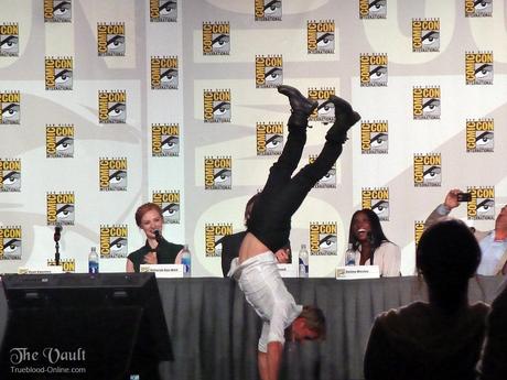 ryanhandstand4 Ryan Kwanten Does A Handstand At Comic Con 2012