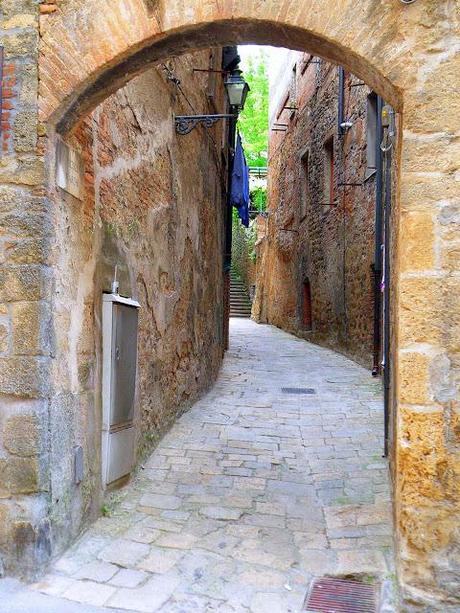 VOLTERRA. BETWEEN LEGEND AND REALITY