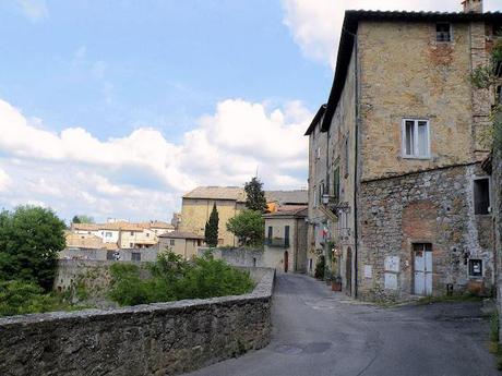 VOLTERRA. BETWEEN LEGEND AND REALITY