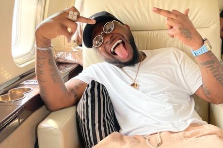 Revealed: Burna Boy Actually Approached Davido’s Table With His Bodyguard To Confront Him