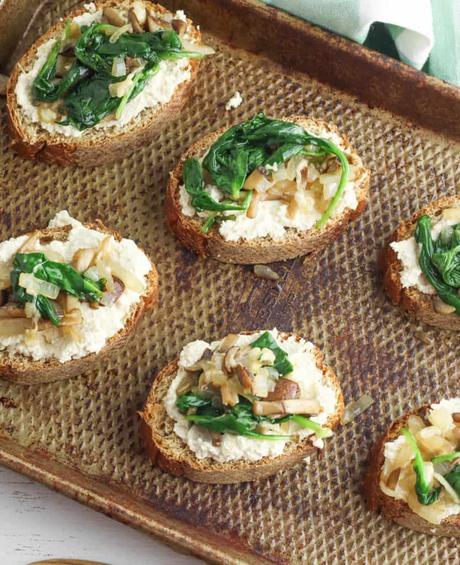 Mushroom Toast with Spinach and Roasted Garlic