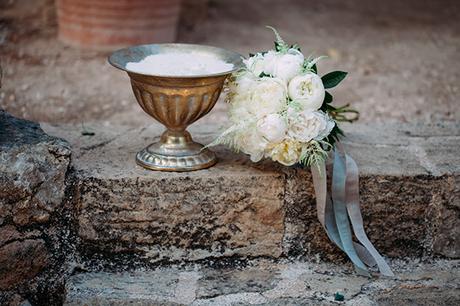 minimal-outdoor-wedding-athens-white-roses-peonies_06