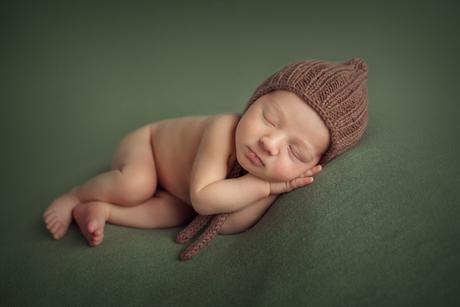 10 NEWBORN PHOTOGRAPHY POSES FOR BEGINNERS INCLUDING CHEAT SHEET