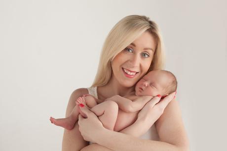 10 NEWBORN PHOTOGRAPHY POSES FOR BEGINNERS INCLUDING CHEAT SHEET