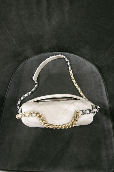 WHAT’S IN MY BAG // CHANEL 19 BAG REVIEW