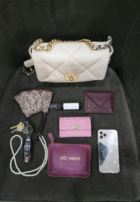 WHAT’S IN MY BAG // CHANEL 19 BAG REVIEW