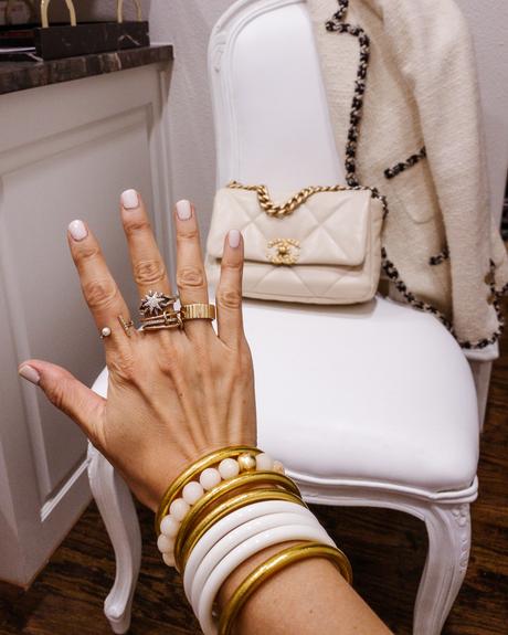 WHAT’S IN MY BAG // CHANEL 19 BAG REVIEW