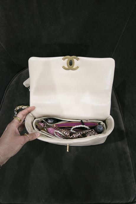 WHAT’S IN MY BAG // CHANEL 19 BAG REVIEW