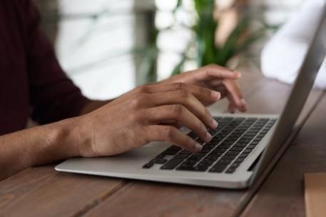5 Ways to Hang With Friends Online While Studying at Home