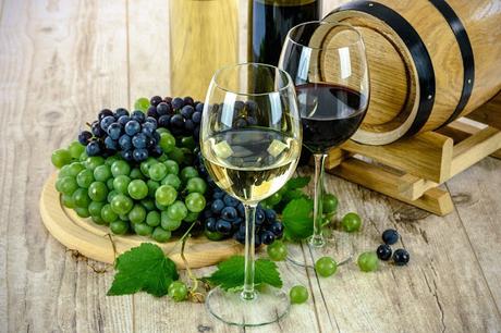 Image: wine glass white grapes drinks alcohol barrel, by PhotoMIX-Company on Pixabay