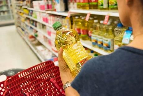 woman-holding-bottle-of-cooking-oil