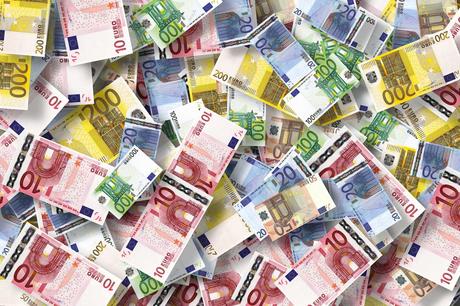 EUR/USD Fluctuates at the 1.21 Level in February