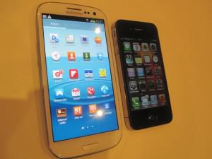 Samsung Galaxy S3 vs iPhone 4S Front