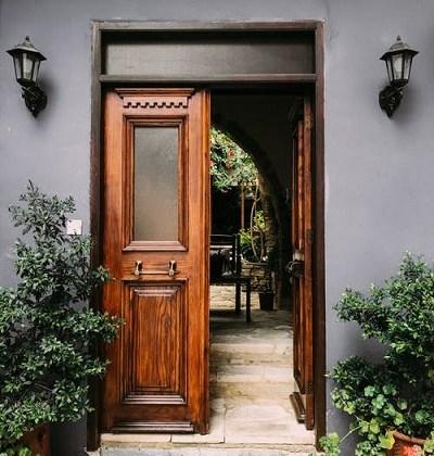 How to Choose a Color for Your Front Door to Show Your Personality