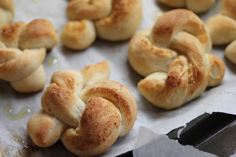 Bread knots vegan