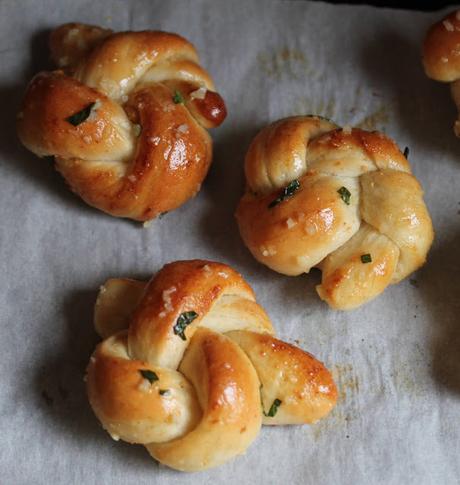 vegan garlic knots