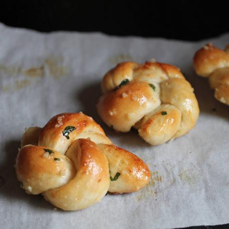 vegan garlic knots