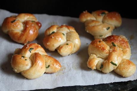 vegan garlic knots