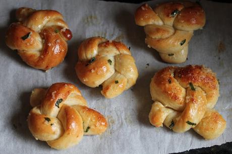 vegan garlic knots