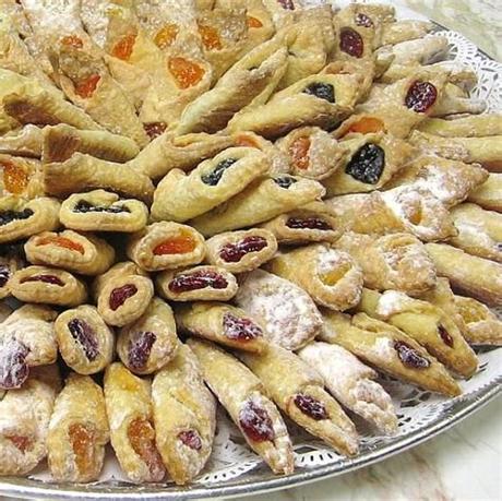 This polish christmas eve tradition includes 12 dishes and desserts which reflect poland's rich, multicultural culinary past. Polish kolaczki are flaky little pastries, sometimes ...