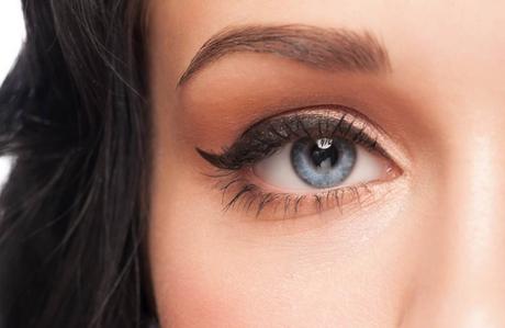 15 Best MAC Eyeshadows for Blue Eyes