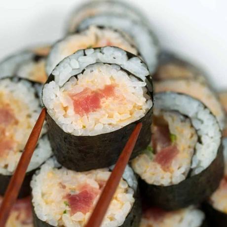 Calories in the spicy tuna sushi roll