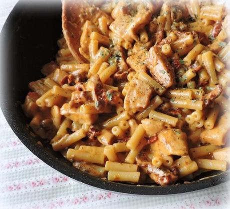 CHICKEN & PASTA IN A GARLIC & CREAM SAUCE