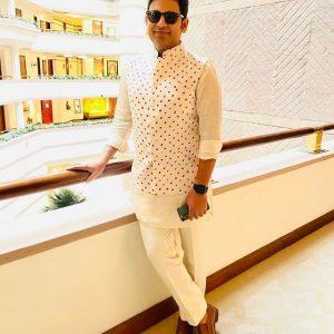 Manoj Muntashir Wiki, Age, Height, Family, Wife, Biography