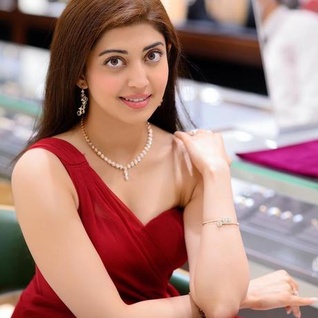 Pranitha Subhash Wiki, Age, Height, Family, Boyfriend, Biography