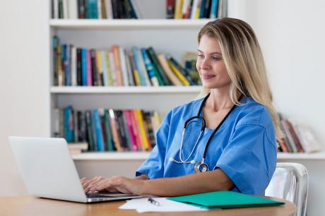 4 Ways to Advance Your Nursing Career