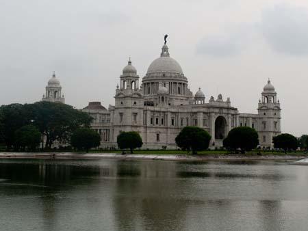 Orthogonal view of the Victoria Memorial Hall over the surrounding lake