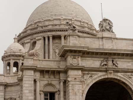 Surrounding the main dome are figures of Art, Architecture, Justice, Charity